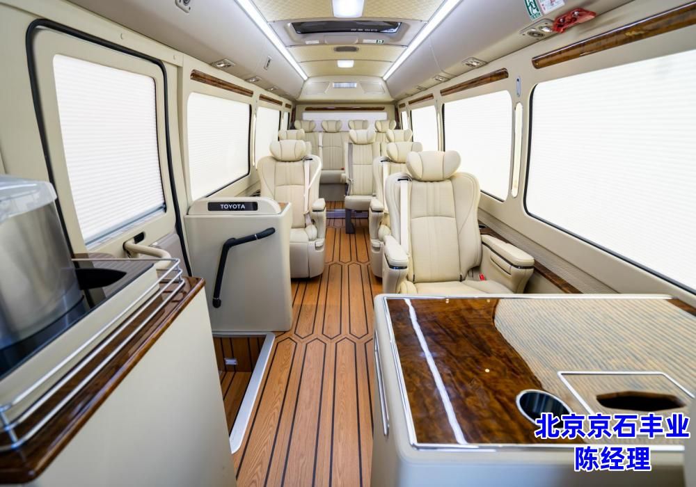 丰田考斯特12座通舱